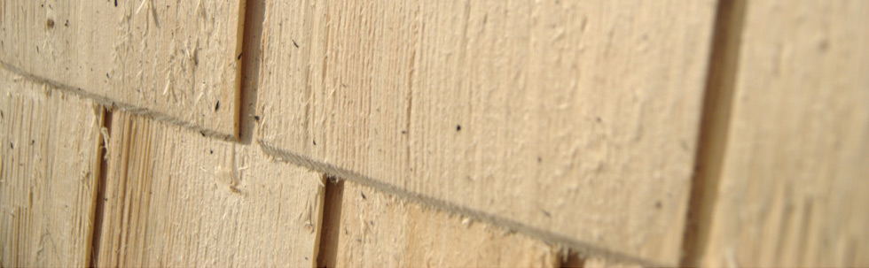 Swierk-rotator1.jpg - Drewno świerkowe jest koloru jasno-białego o powierzchni połyskliwej. Umożliwia to uzyskanie często pożądanego wyglądu materiału o charakterze minimalistycznym w architekturze. Pozyskiwane z siedlisk górskich jest materiałem pierwszorzędnej jakości swoją twardością  tępiące niejedną piłe przy ścince.